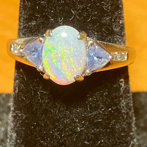 10kt white Gold Opal Amethyst Diamond Ring. - Picture 12 of 13